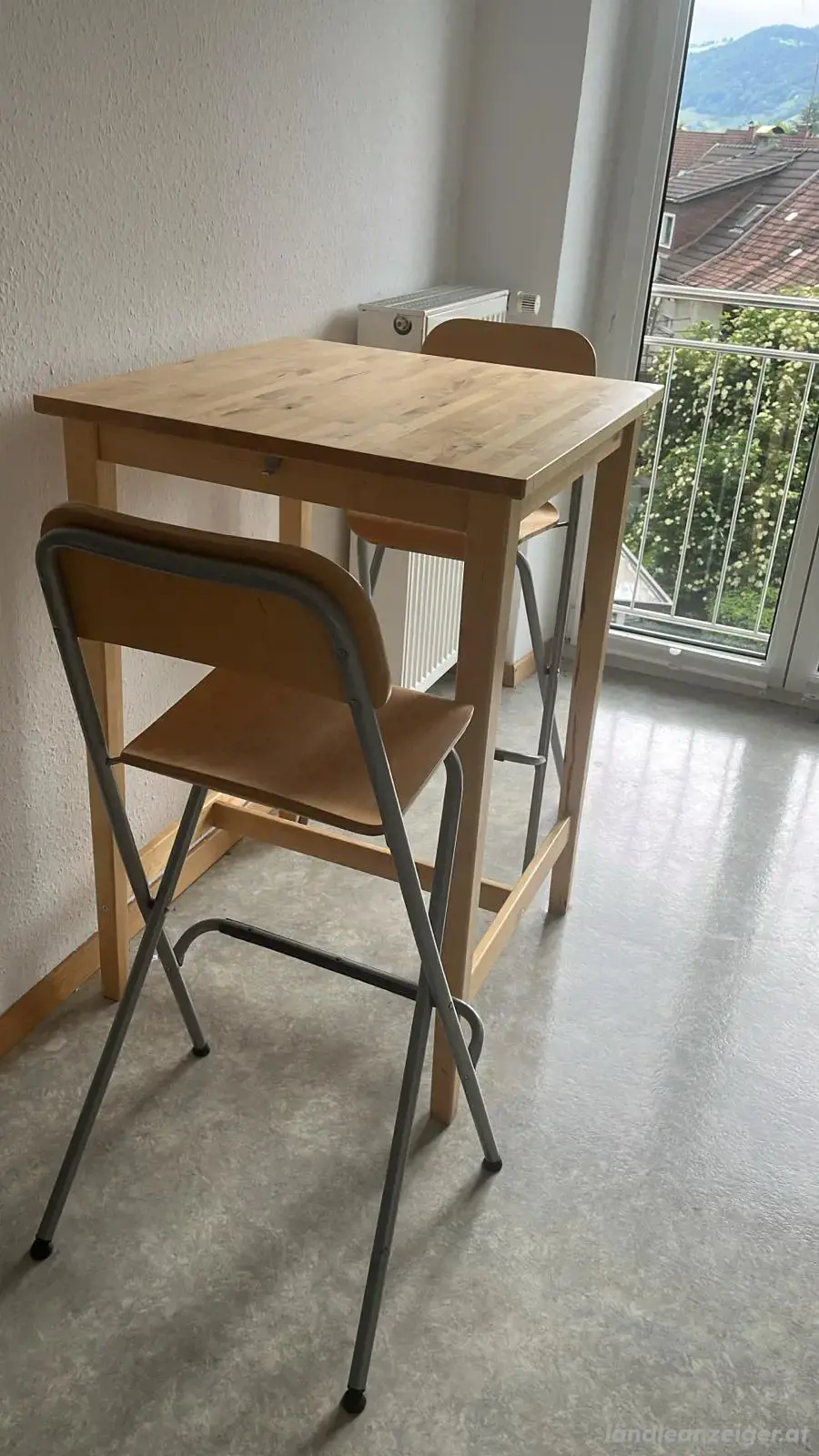 Stehtisch mit Hochstühlen Stehtisch mit Hochstühlen