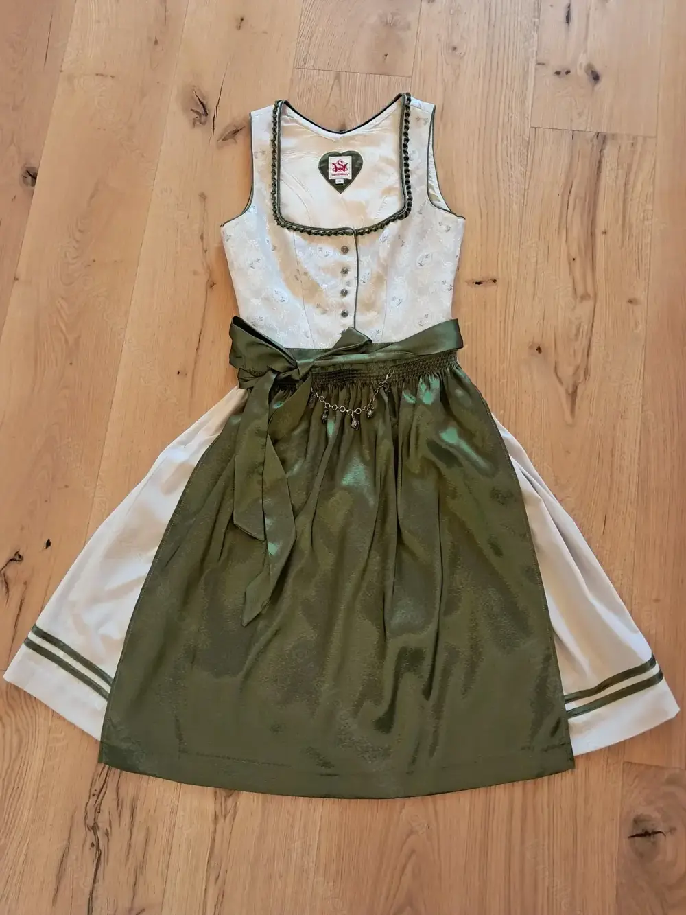 Dirndl 32-34 mit Knöpfen Dirndl 32-34 mit Knöpfen