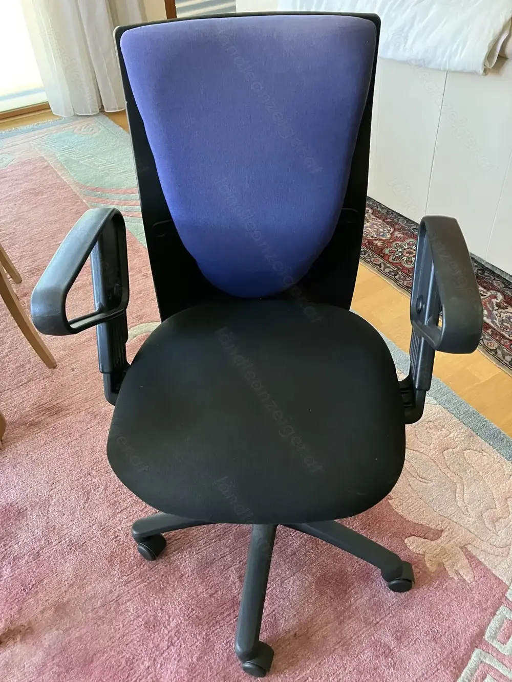 Bürostuhl mit Armlehnen schwarz blau für Teppichboden Bürostuhl mit Armlehnen schwarz blau für Teppichboden
