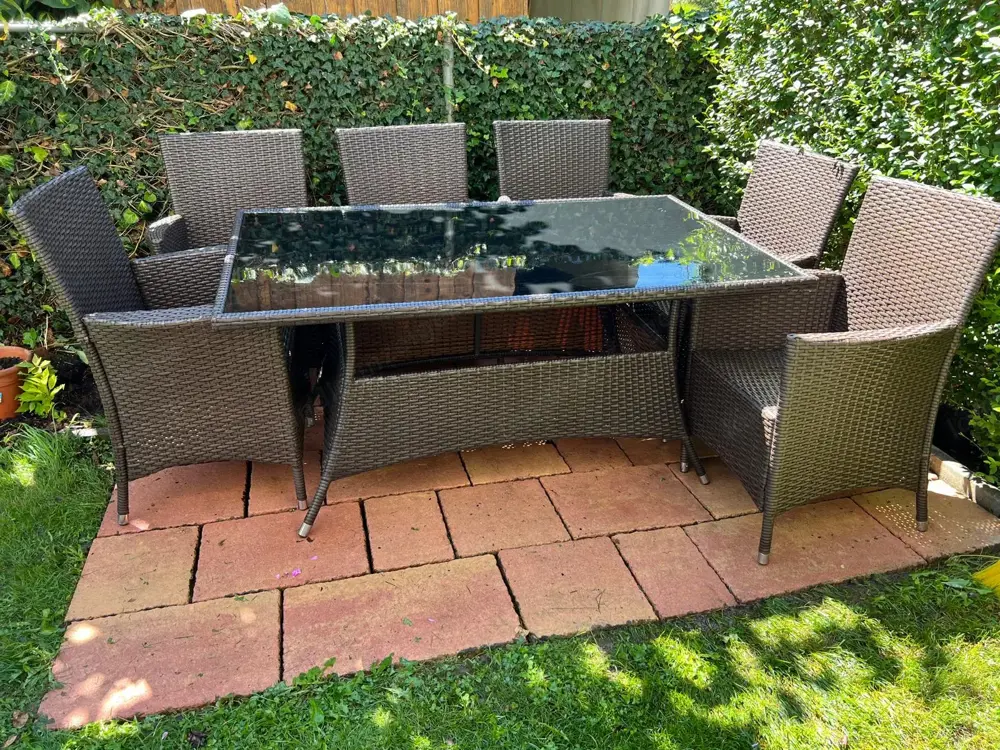 Gartentisch und Stühle Gartentisch und Stühle