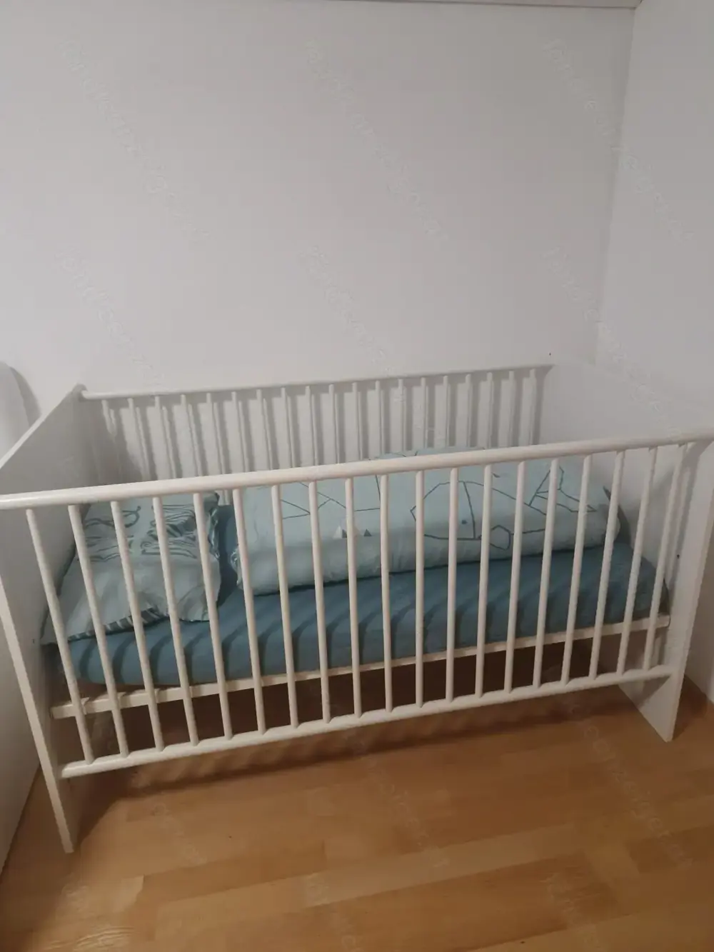 Gitterbett mit Matratze und Himmelstange Gitterbett mit Matratze und Himmelstange