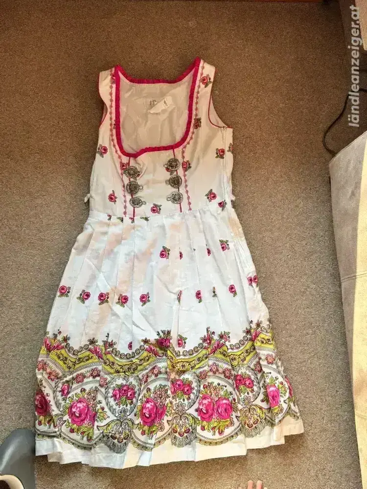 Dirndl mit Schürze Dirndl mit Schürze