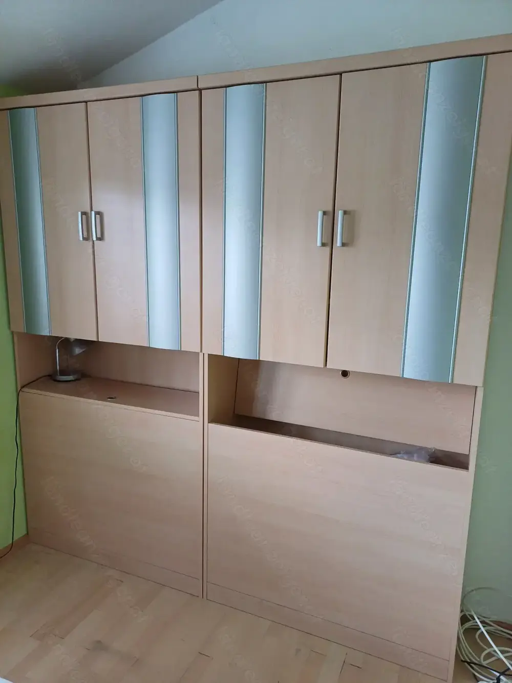 Schrank (90 cm) hinter Bett - zu verschenken Schrank (90 cm) hinter Bett - zu verschenken