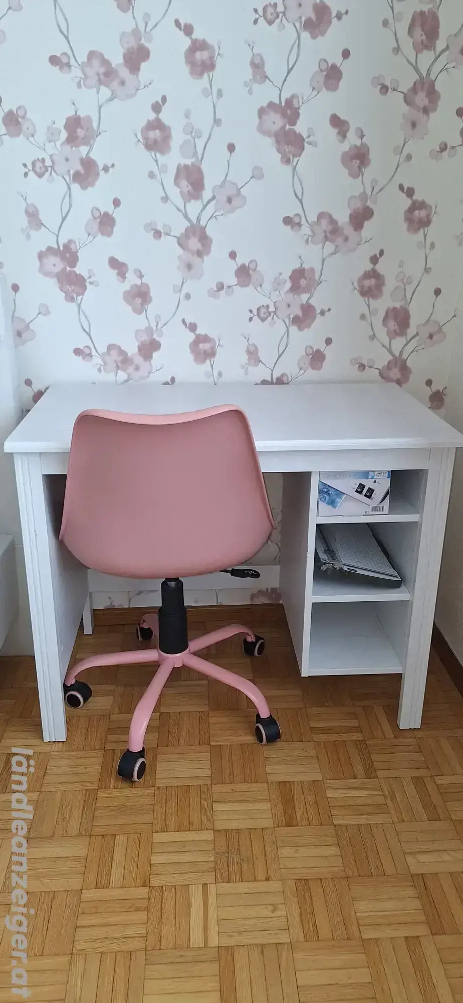 Kleiner Schreibtisch inkl. Bürostuhl