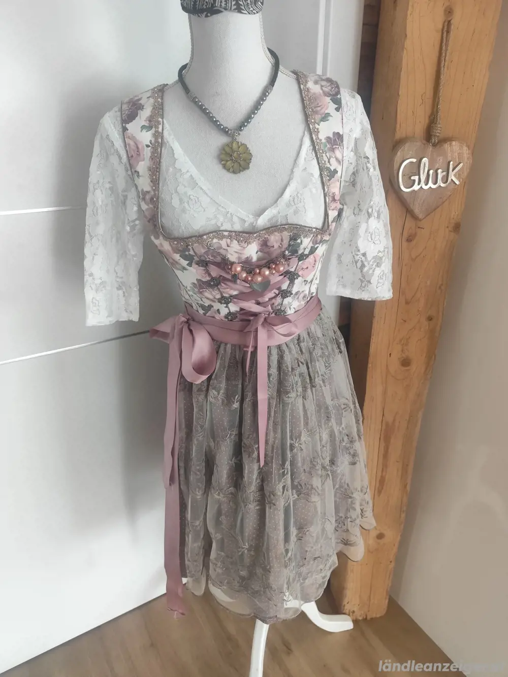 Dirndl von Marjo mit Bluse... Dirndl von Marjo mit Bluse...