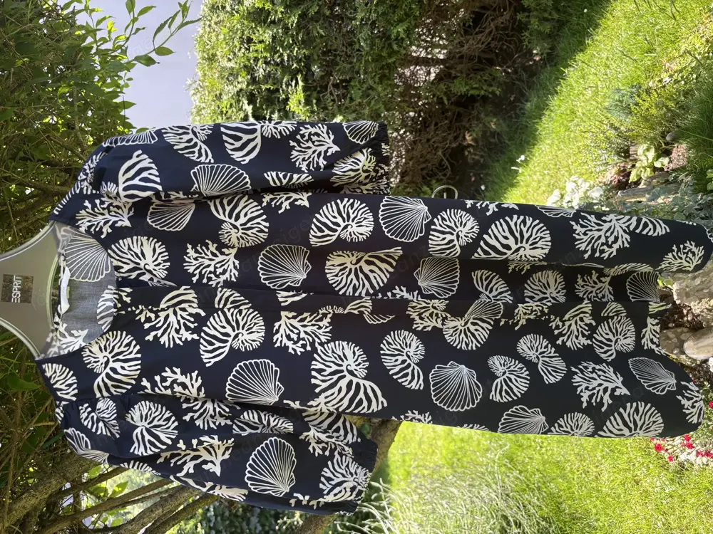 Durchgeknöpftes Kleid mit Puffärmeln Durchgeknöpftes Kleid mit Puffärmeln
