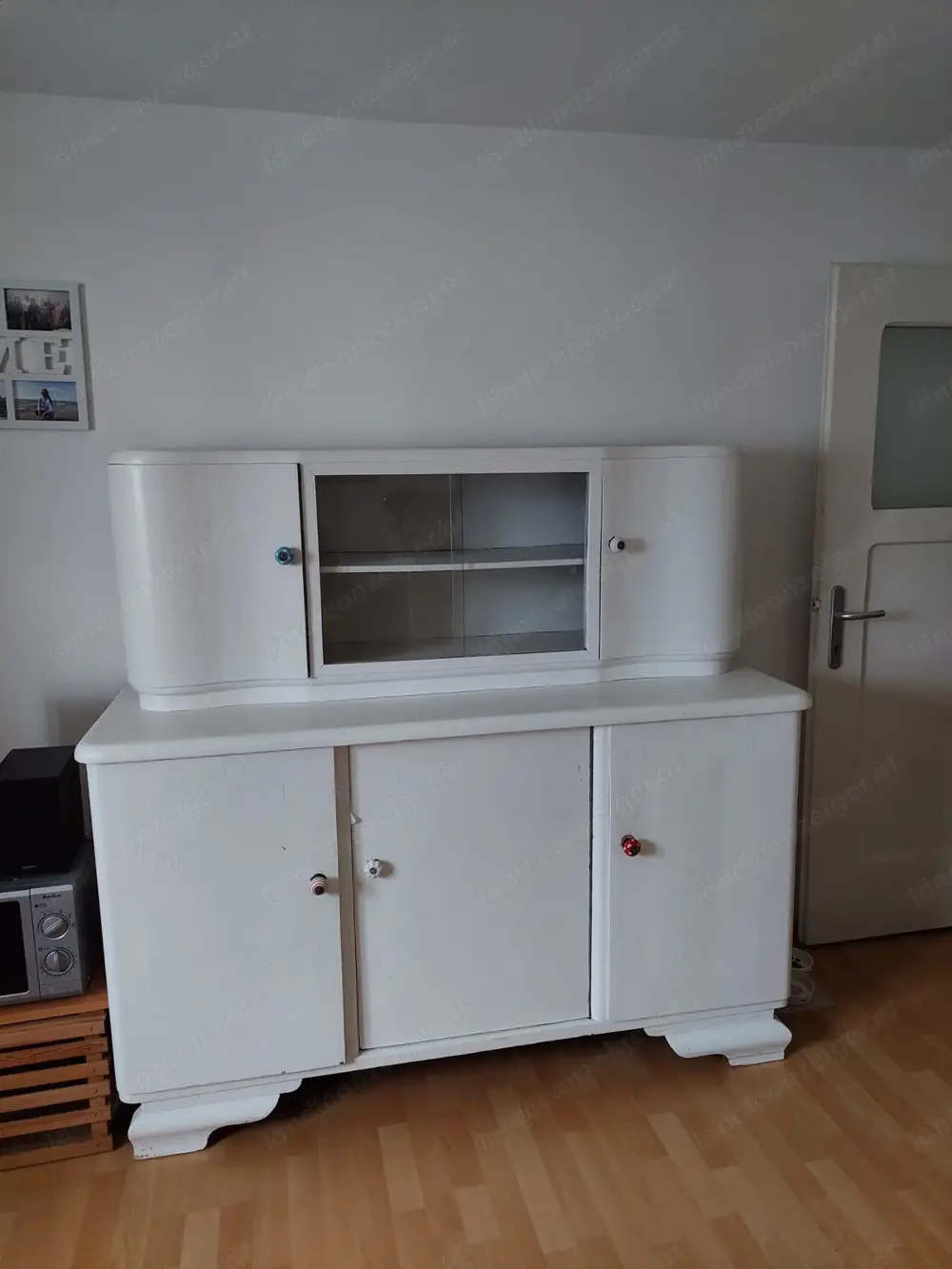 Alte Kommode, Küchenvitrine aus Holz, weiß lakiert Alte Kommode, Küchenvitrine aus Holz, weiß lakiert