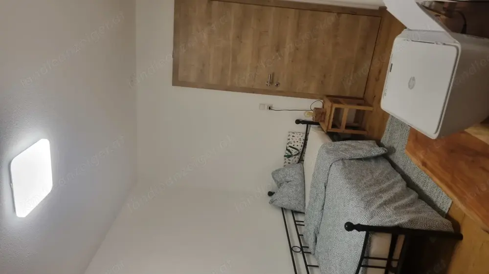 Einzelbett mit Metallrahmen Einzelbett mit Metallrahmen
