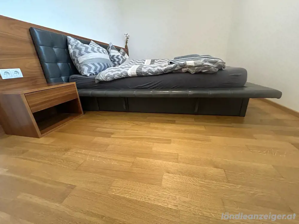 Bett inkl. Holzrückwand & Matratze Bett inkl. Holzrückwand & Matratze