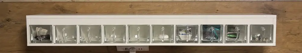 Ablagefach mit Glas Behältern Ablagefach mit Glas Behältern