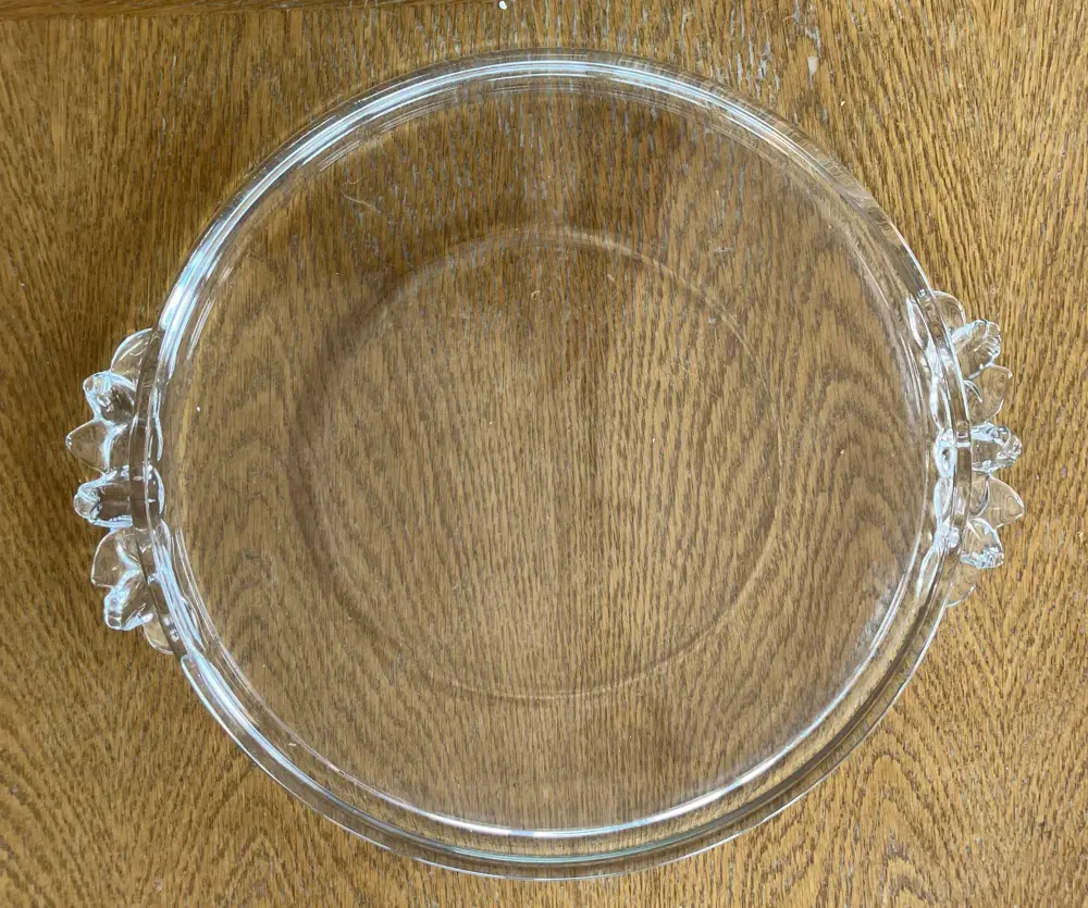 Servierplatte rund mit Haltepunkten in Blätterform aus Glas Servierplatte rund mit Haltepunkten in Blätterform aus Glas