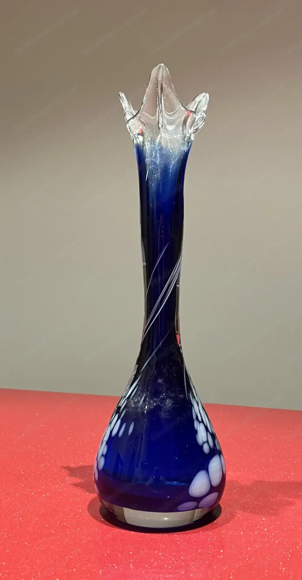 Vase aus Muranoglas blau mit grauen Einschlüssen Vase aus Muranoglas blau mit grauen Einschlüssen
