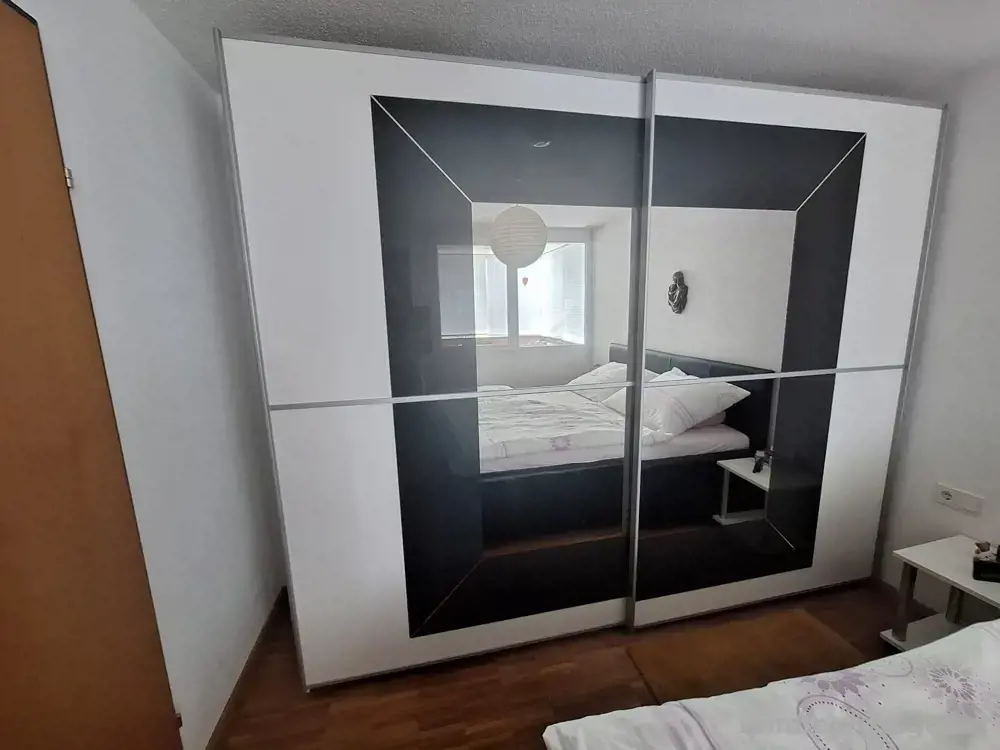 Schwebetürenschrank mit Spiegel Schwebetürenschrank mit Spiegel