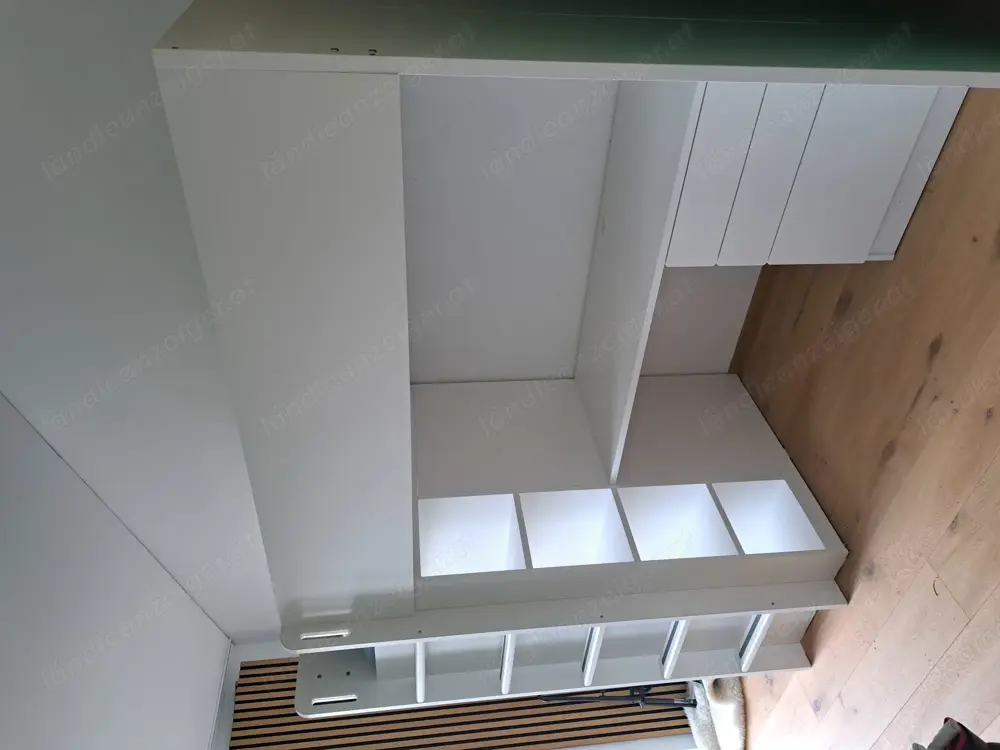 Hochbett weiß mit Schreibtisch und Kleiderschrank