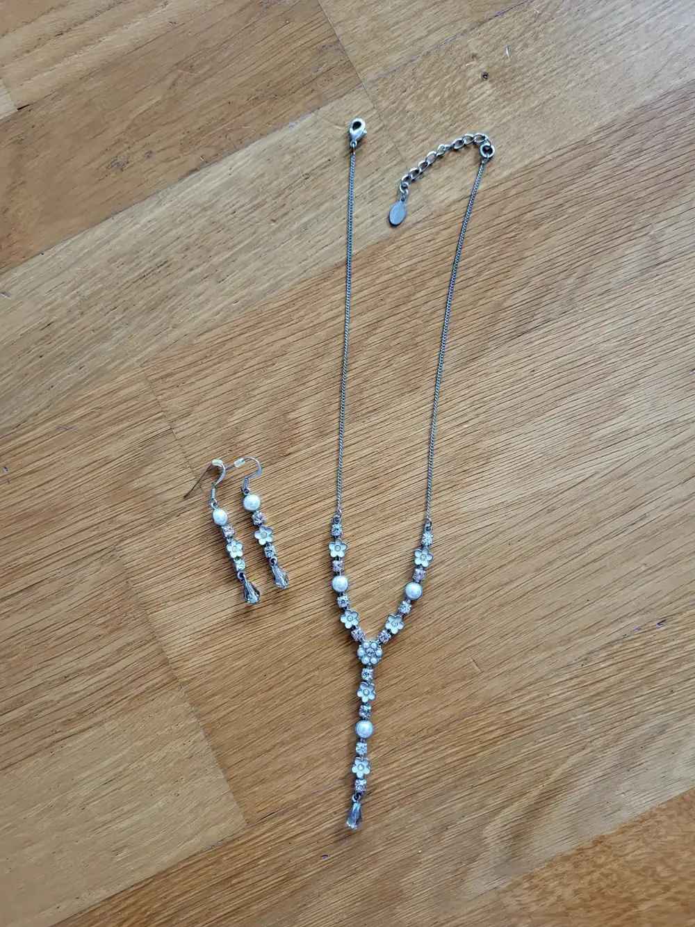 Kette und Ohrringe Kette und Ohrringe