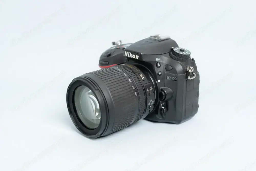 Nikon D7100 Fotobundle, inkl. Tasche & mehr (nur 18.904 Auslösungen)