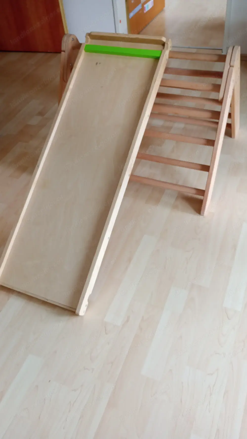 Kletterdreieck mit Rutsche Kletterdreieck mit Rutsche