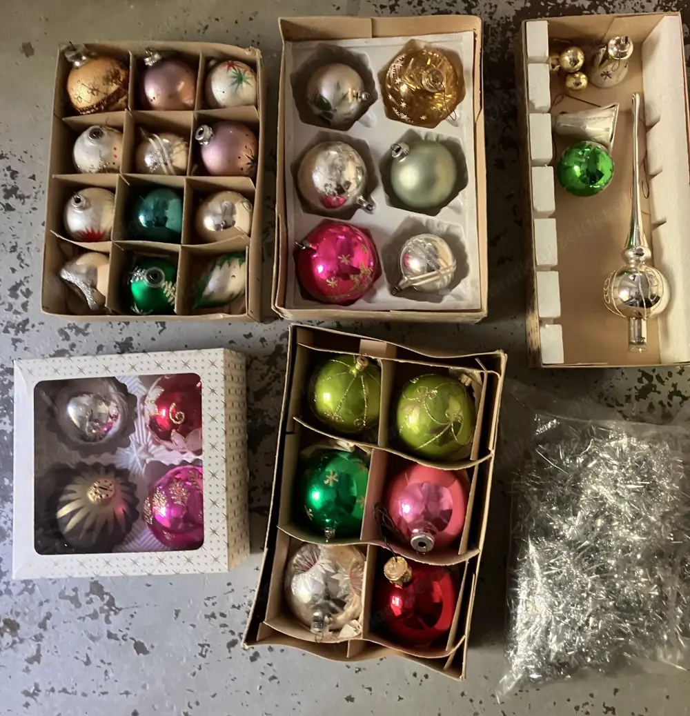 Weihnachtskugeln, Spitz und Girlande