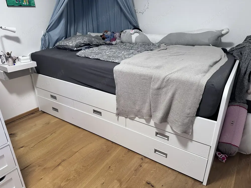 Modernes, weißes Jugendbett mit viel Stauraum perfekt für Teenager! Modernes, weißes Jugendbett mit viel Stauraum perfekt für Teenager!