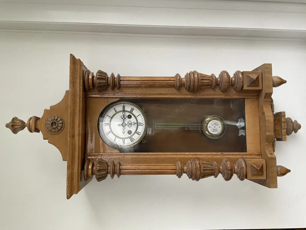 Antike Wanduhr mit Pendel R=A Antike Wanduhr mit Pendel R=A