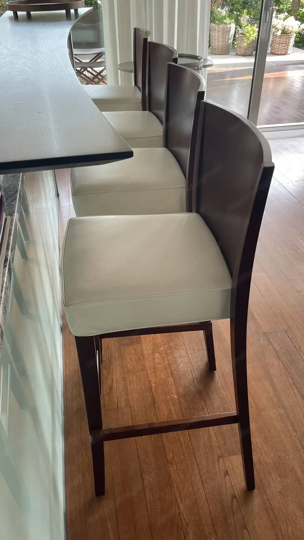 Wohnzimmertisch mit 8 Ledersessel und 4 Barhocker Wohnzimmertisch mit 8 Ledersessel und 4 Barhocker