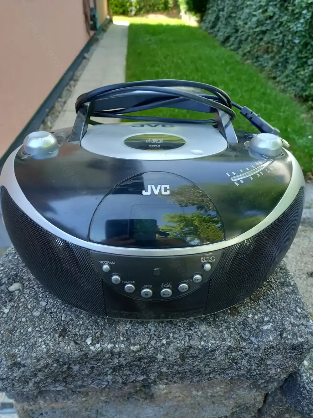 JVC Radio mit Kasettendeck und CD Player kann auch mit Baterieen betrieben werden. JVC Radio mit Kasettendeck und CD Player kann auch mit Baterieen betrieben werden.