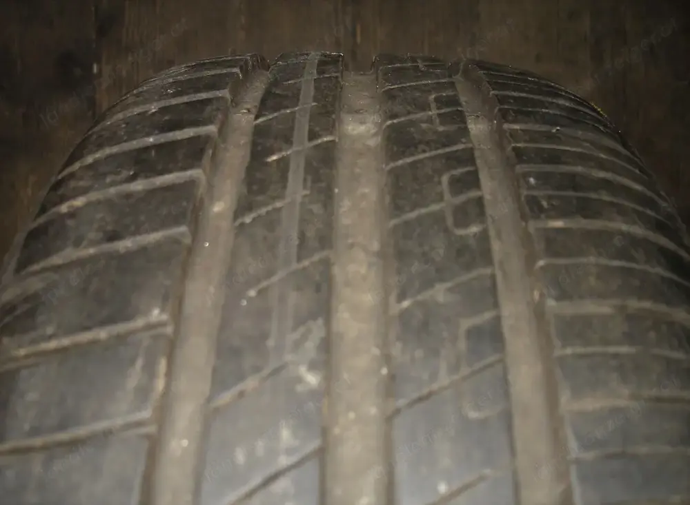 Ein Sommer-Spritsparrreifen Goodyear 185 60 R 14, Profil 7 mm auf Stahlfelfge und weitere Felge