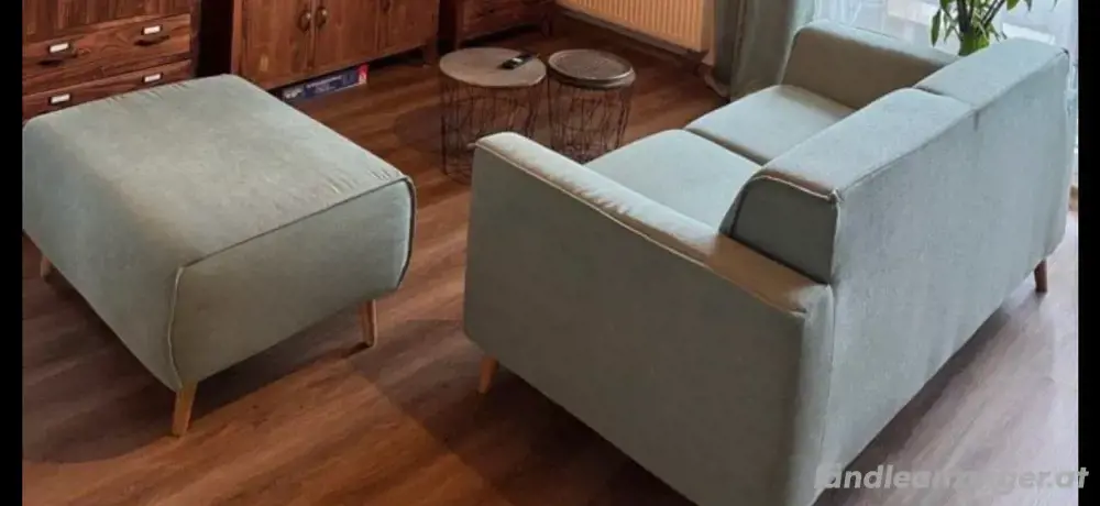 Couch inklusive Hocker im skandinavischen Stil Couch inklusive Hocker im skandinavischen Stil