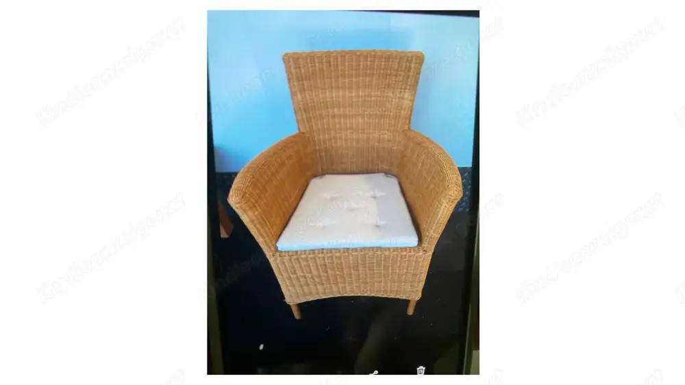 Zwei Korbstühle mit Sitzkissen Zwei Korbstühle mit Sitzkissen