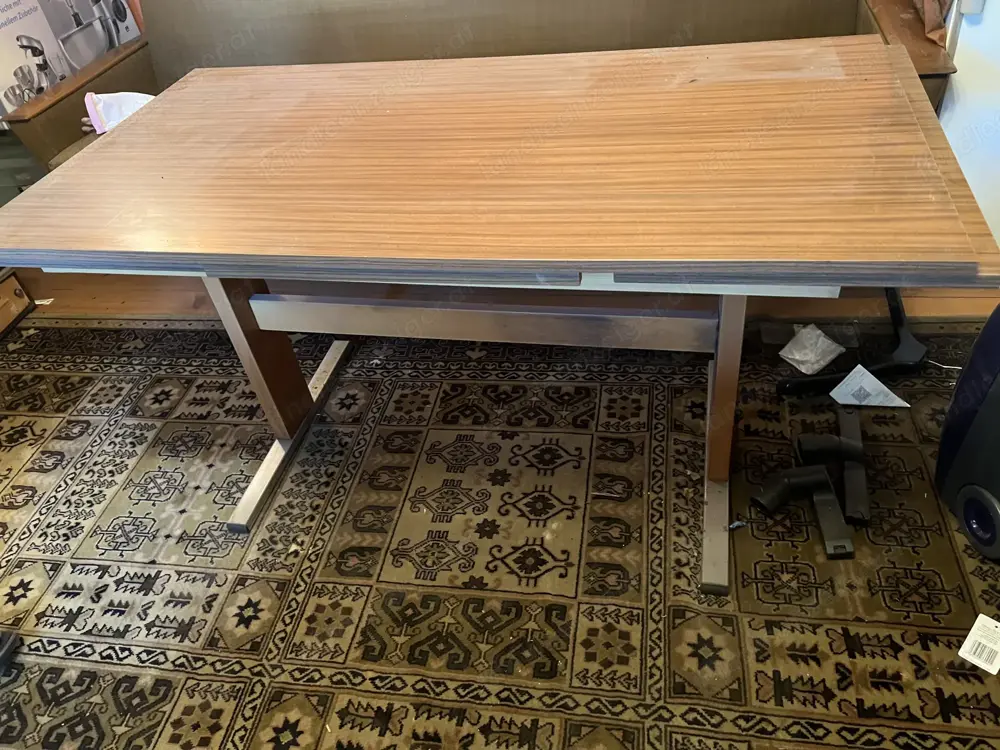 Sehr origineller ausziehbarer Couchtisch höhenverstellbar mit Kurbel Sehr origineller ausziehbarer Couchtisch höhenverstellbar mit Kurbel