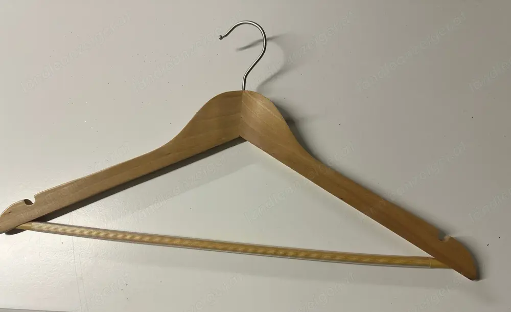 39 neuwertige Holzkleiderbügel 39 neuwertige Holzkleiderbügel