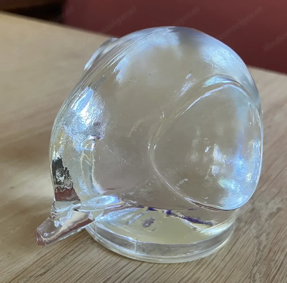 Elefant aus transparenter Glaskugel geschnitten Elefant aus transparenter Glaskugel geschnitten
