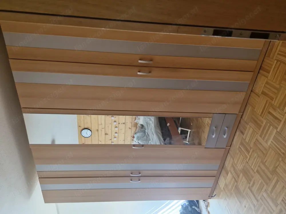 Ein großer, geräumiger Kleiderschrank mit Spiege
