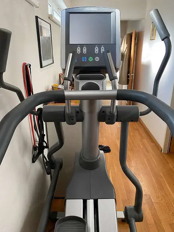 Life Fitness Summit Trainer 95LE mit TV Life Fitness Summit Trainer 95LE mit TV