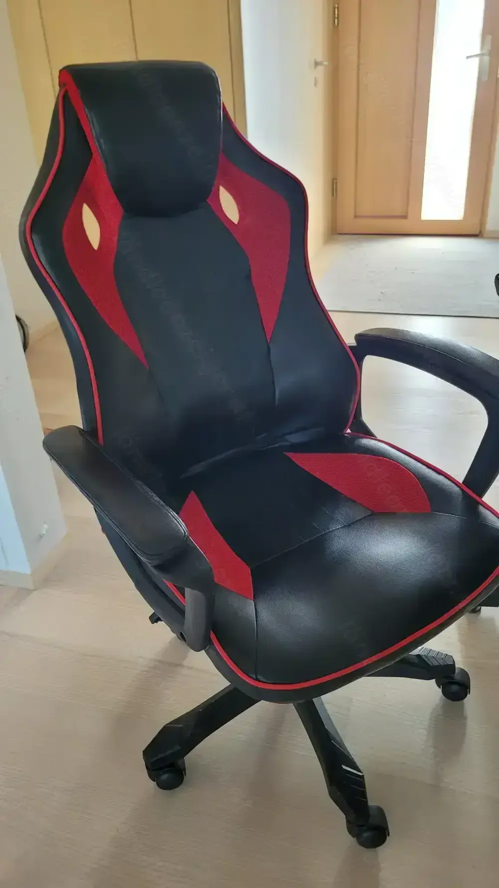 Gaming Schreibtisch mit Schreibtischstuhl Gaming Schreibtisch mit Schreibtischstuhl