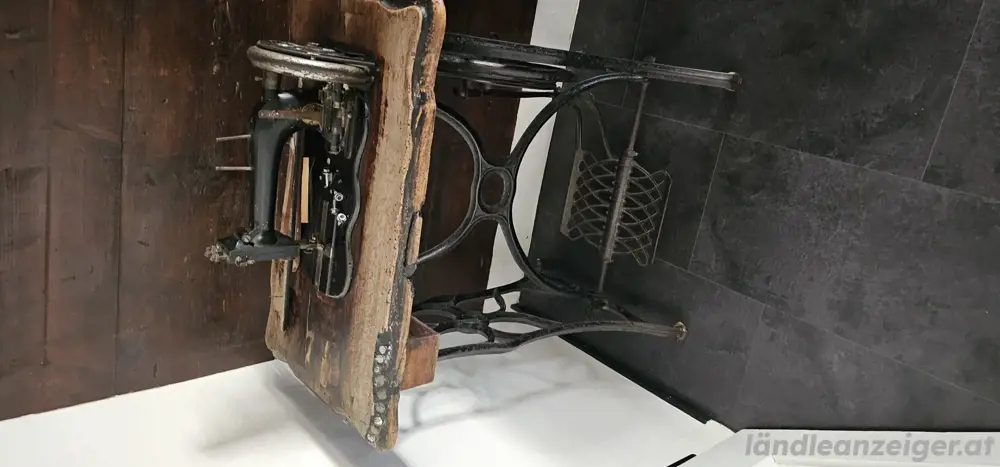 alte Flachschiffnähmaschine