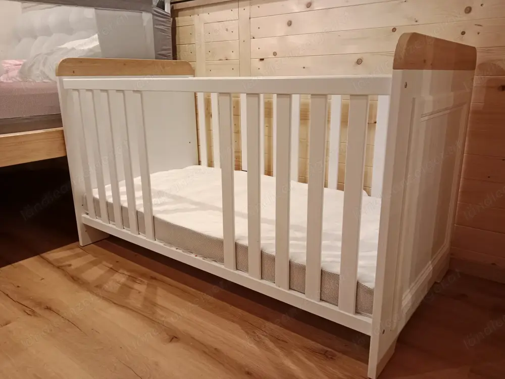 Babybett aus Massivholz + Matratze absolut neuwertig