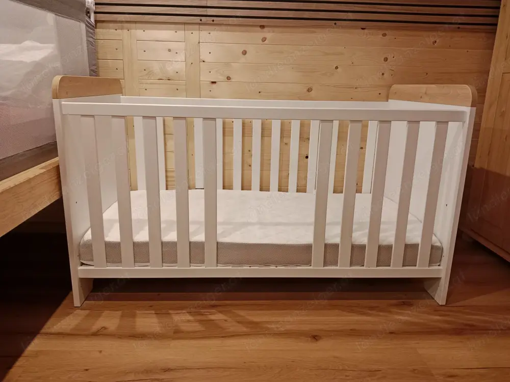 Babybett aus Massivholz + Matratze absolut neuwertig