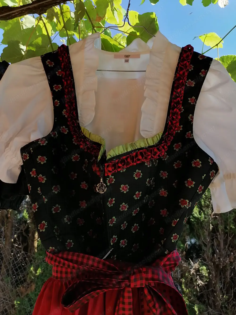 Rosen-Dirndl mit 2 Blusen, Gr. 42
