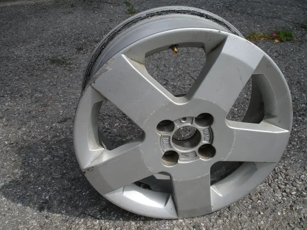 Eine Alufelge 15 Zoll für 185er Reifen für Opel Meriva A DTI Eine Alufelge 15 Zoll für 185er Reifen für Opel Meriva A DTI