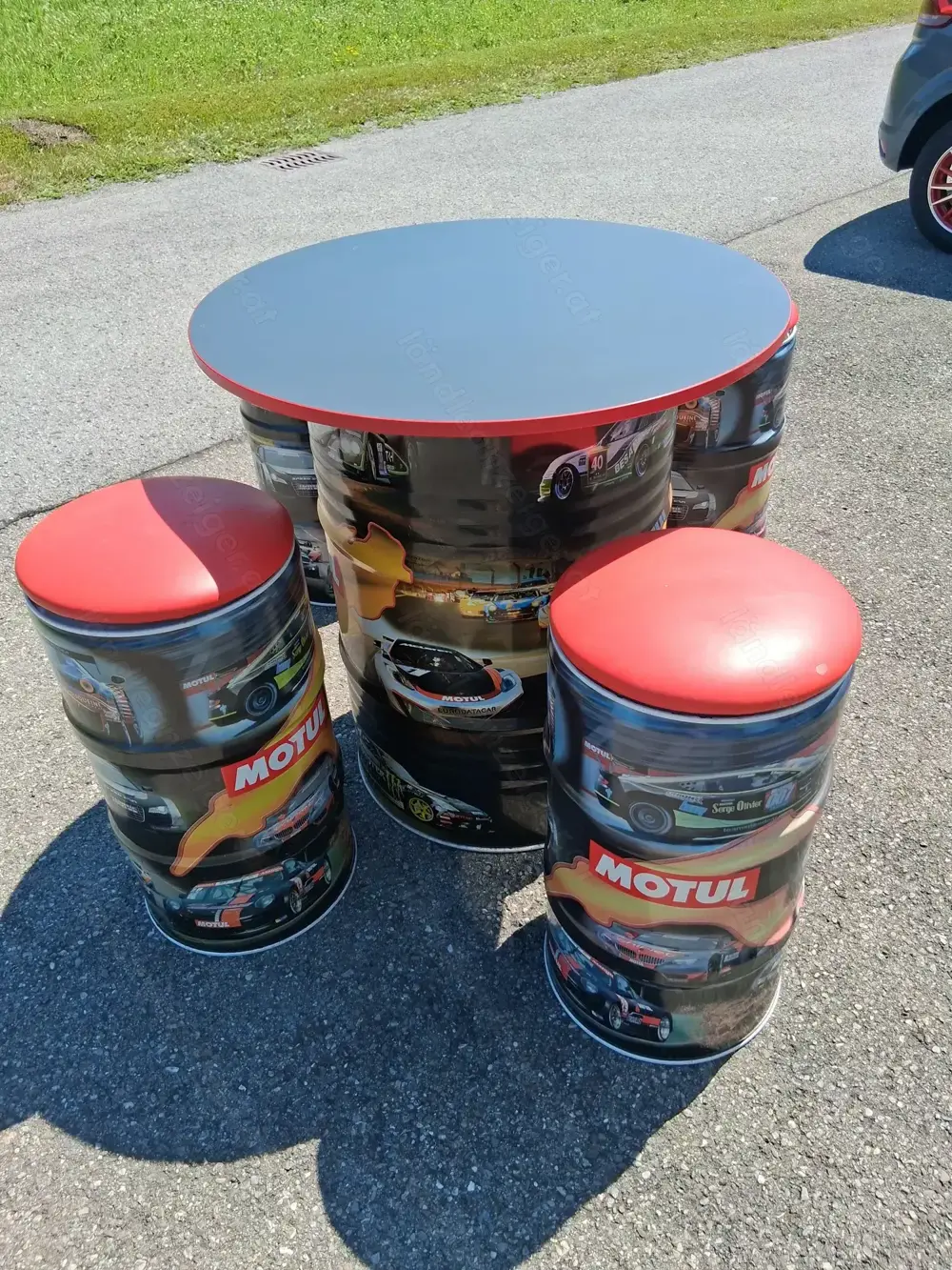 Bartisch und 4 Hocker Bartisch und 4 Hocker