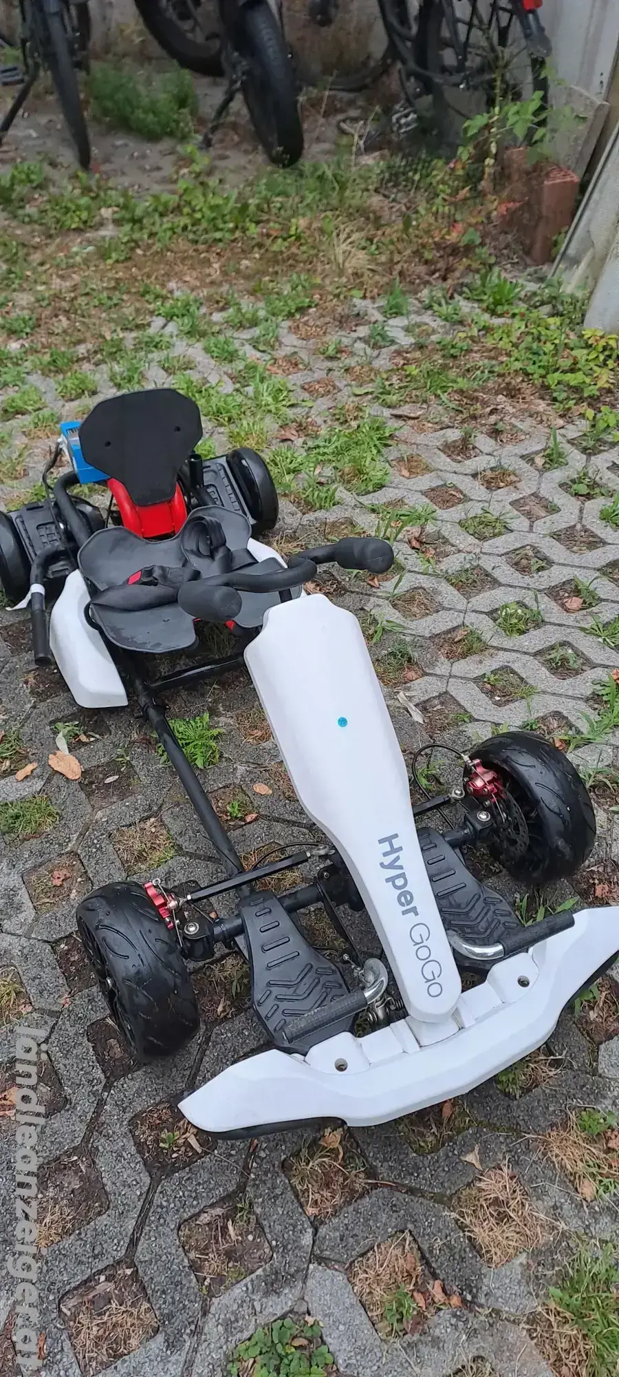 Rennauto mit Hoverboard