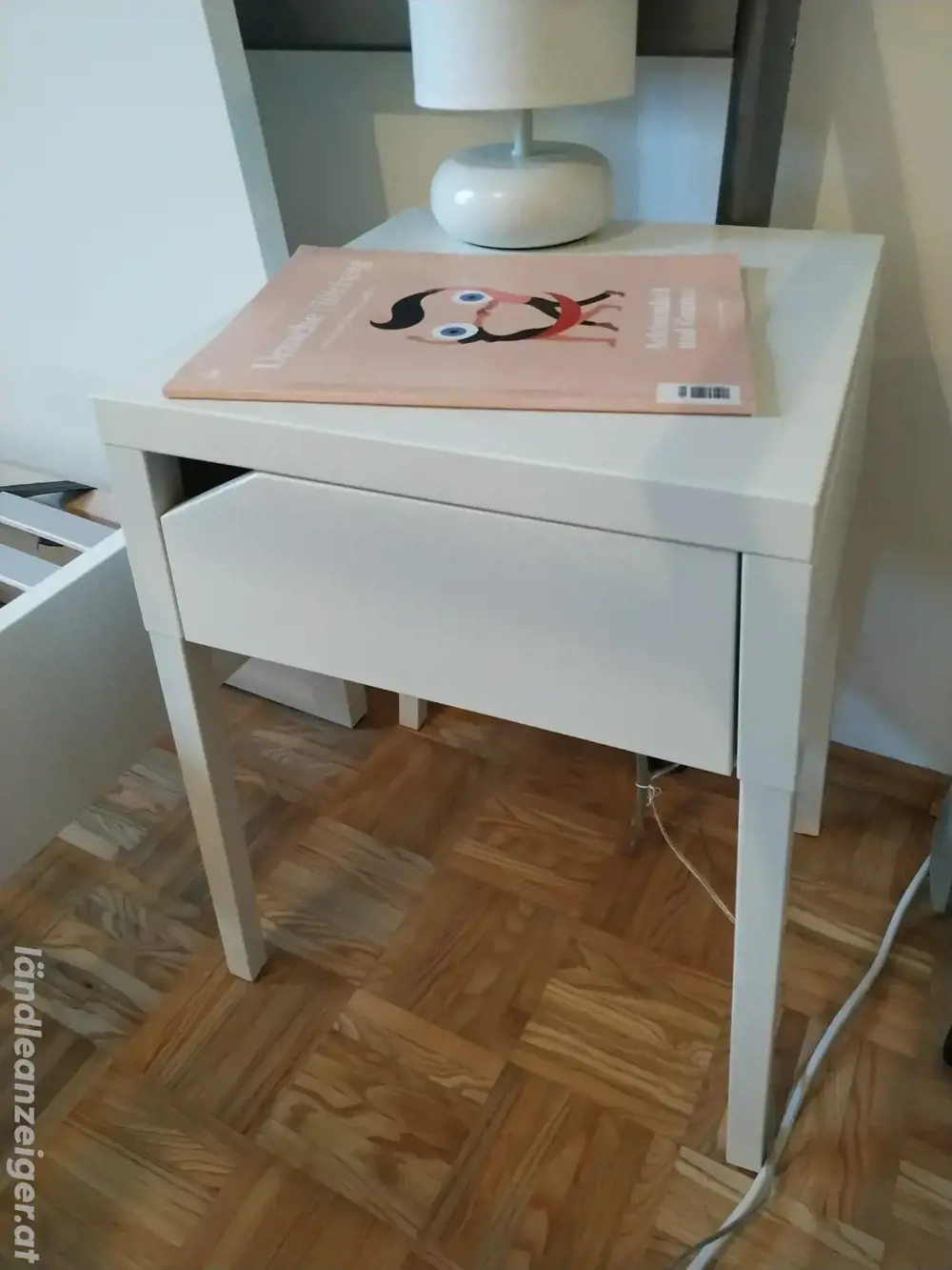 Nachttisch mit Lampe 