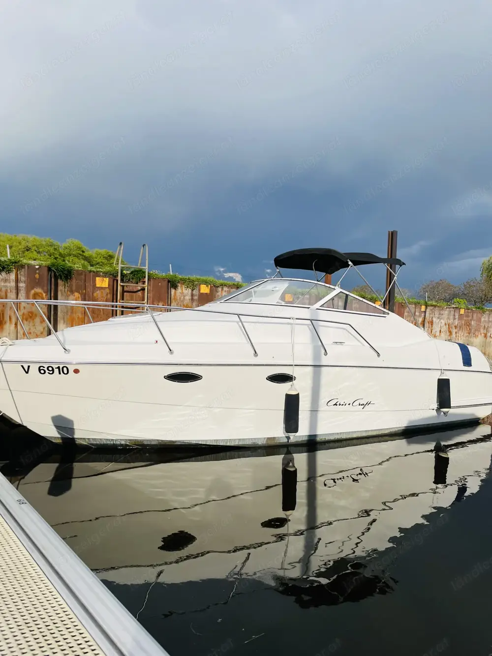 Motorboot mit Liegeplatz 