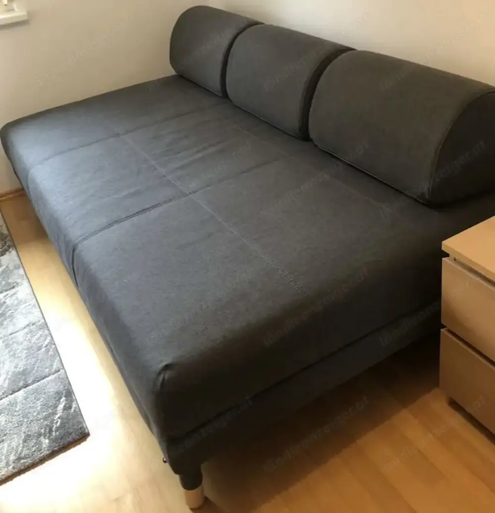 Gästebett Couch Hocker DampfstationbTV-Toshiba  Teller  Tisch, Bilder