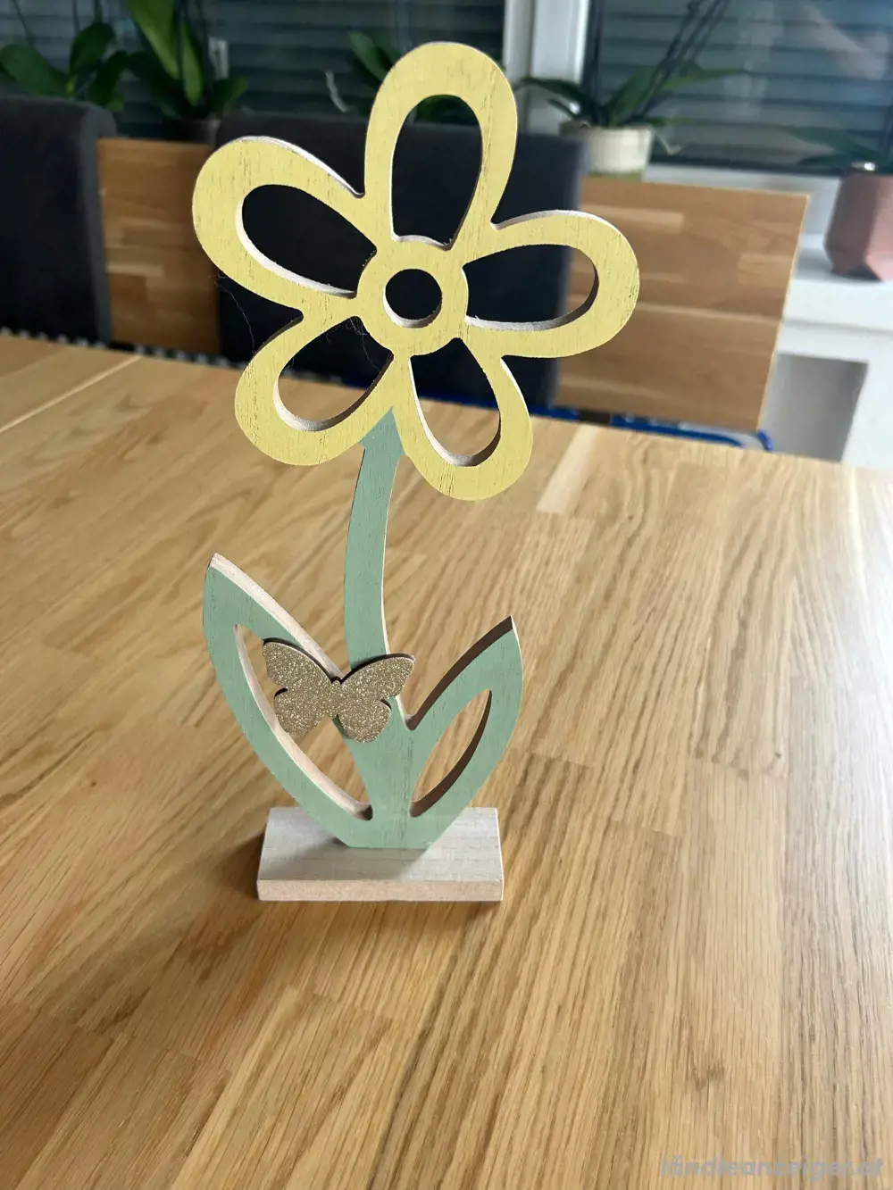 Holzblume mit Schmetterling