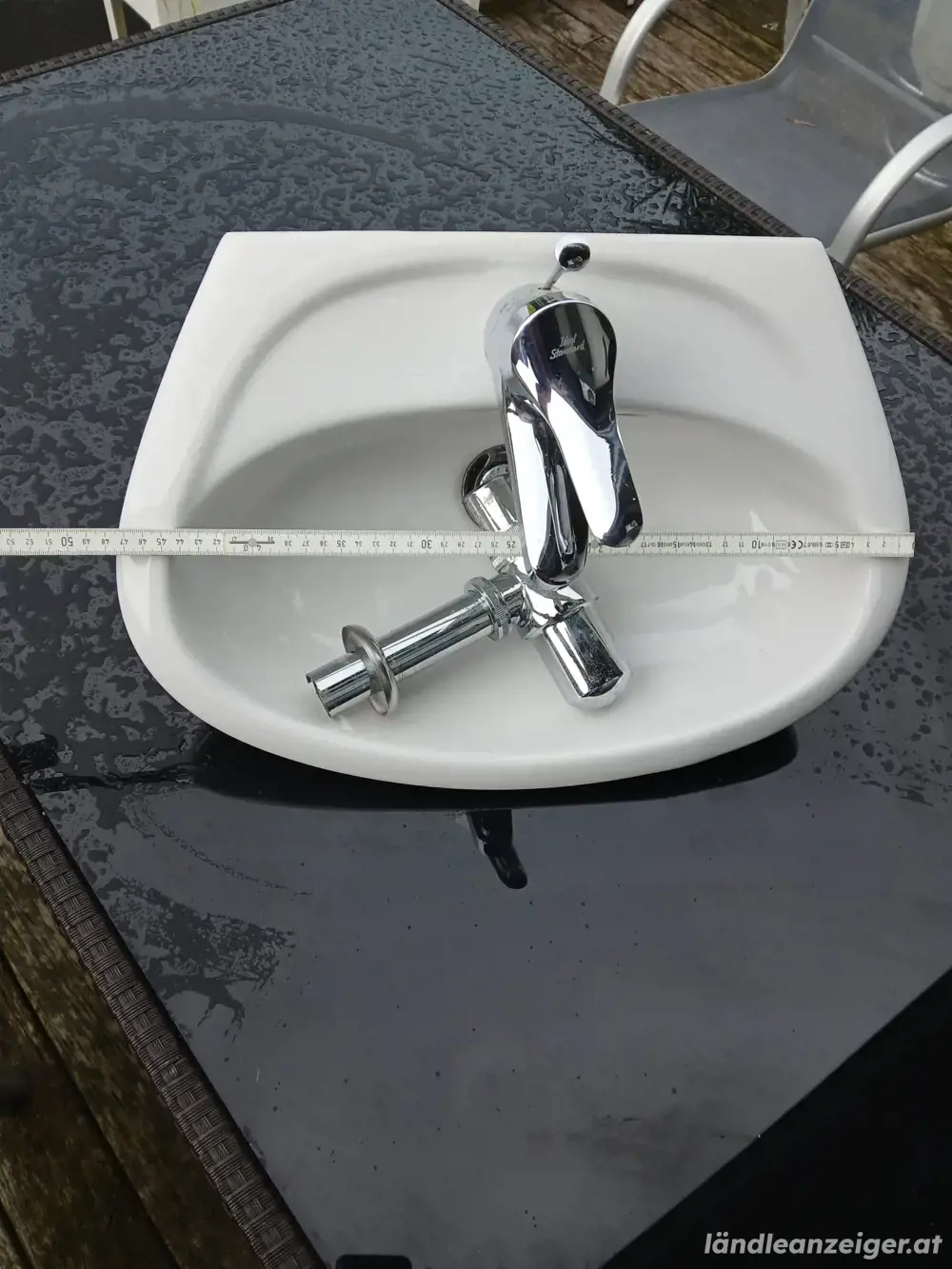 Waschbecken mit Wasserhahn