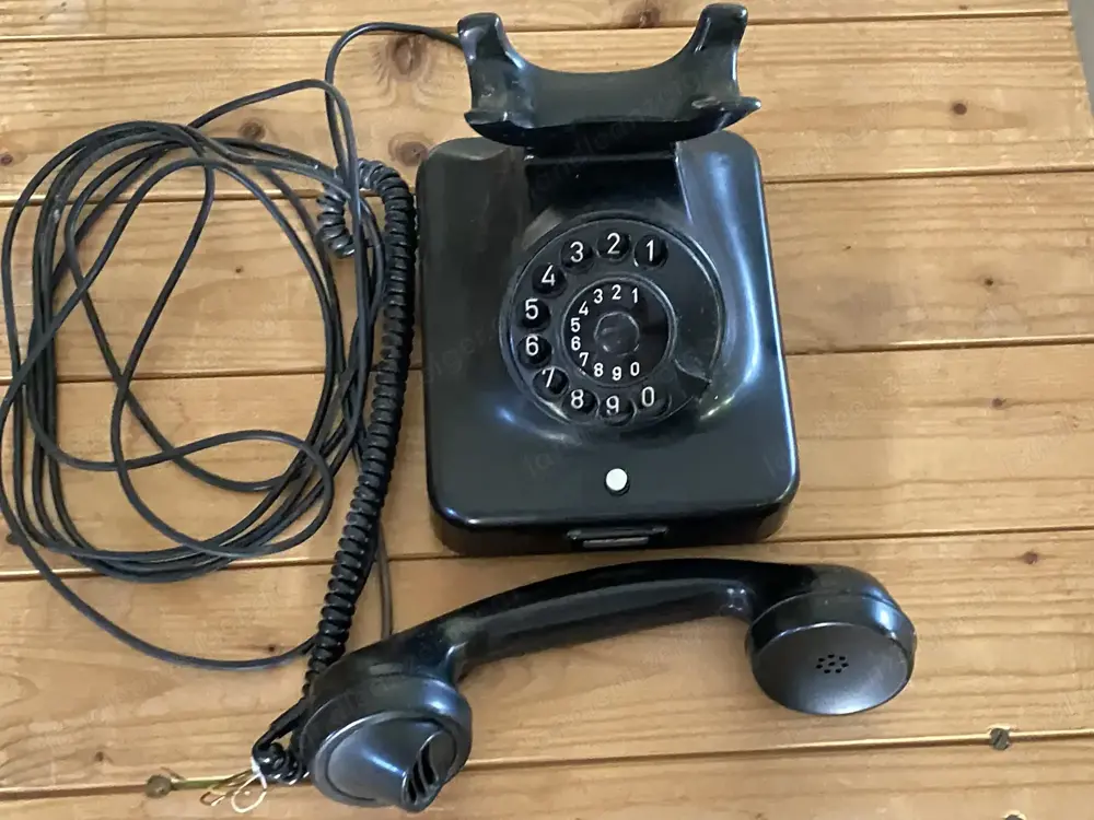 altes Telefon mit Wählscheibe