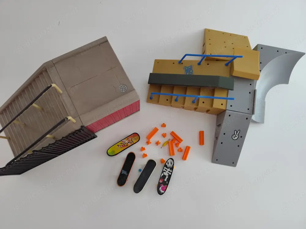 Skate Rampe mit Skateboard 