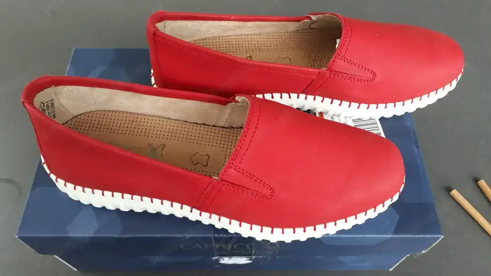 Komplett neue Damen-Leder-Slipper (Nubukleder), rot, Marke Caprice, Größe 38